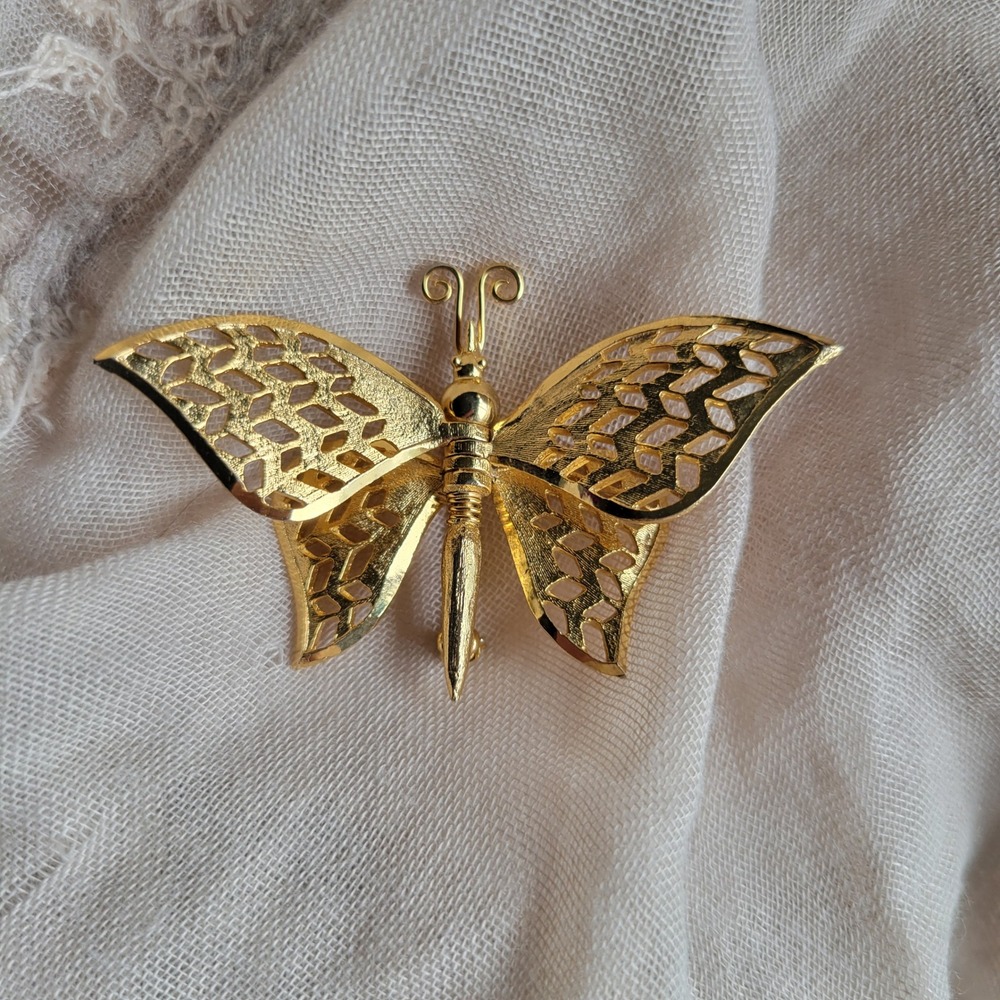 Vintage 1950s Gold Tone Butterfly Brooch Hinged Moveable Wings Unsigned 2 Inch